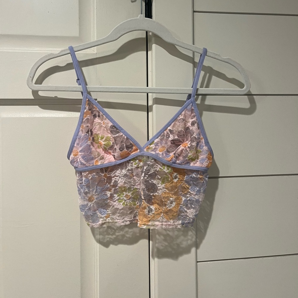 Colorful floral lace top!! So fun and summery